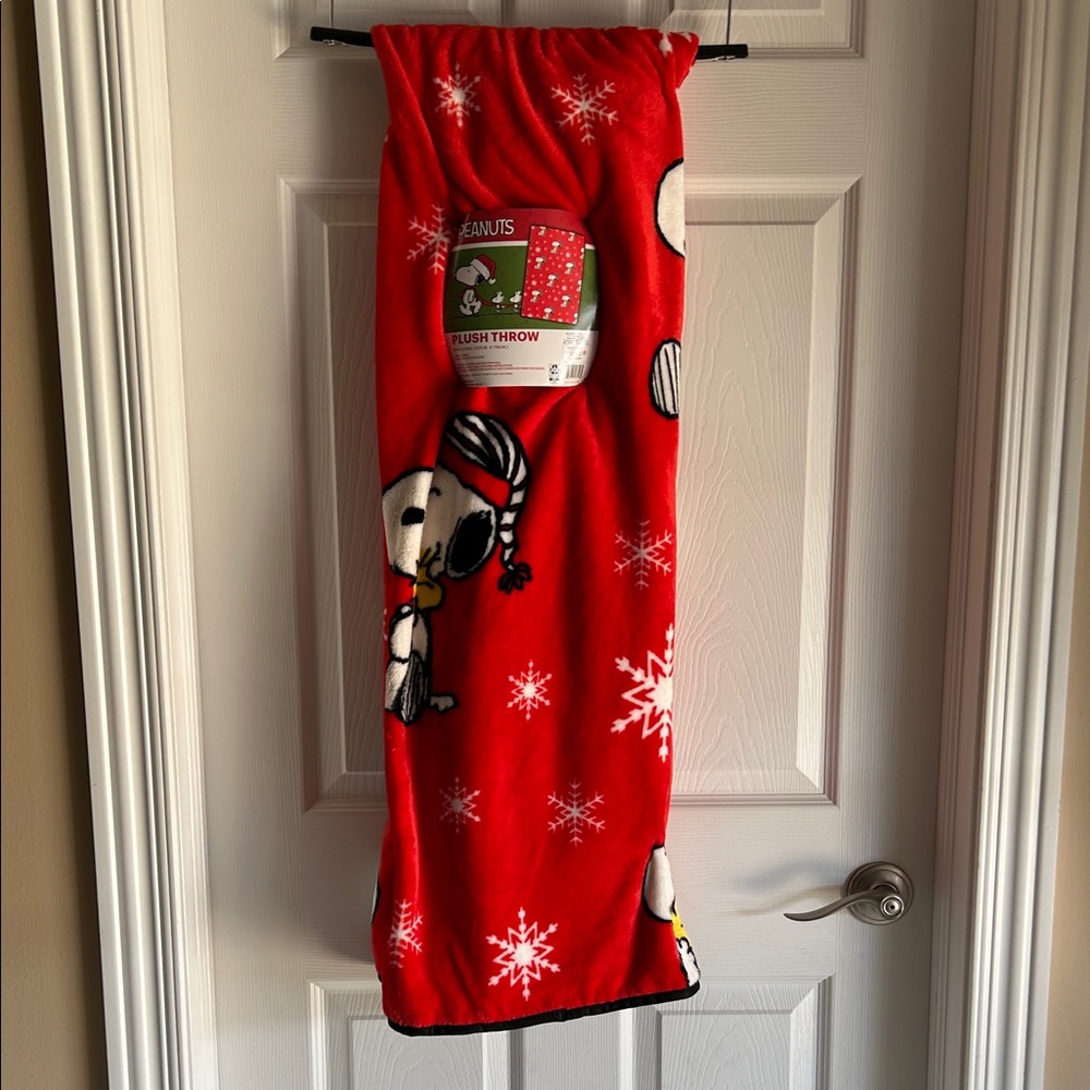 Peanuts Red Snowflake Plush Blanket